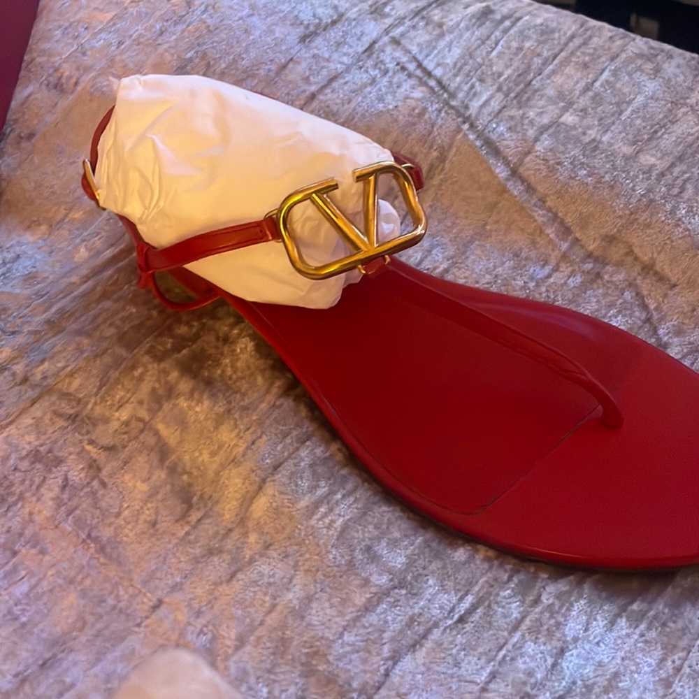 100% authentic valentino flats. Excellent condition